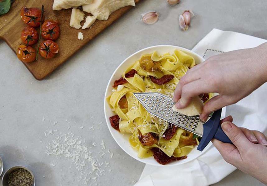 Gratiator | CHEESE GRATER*